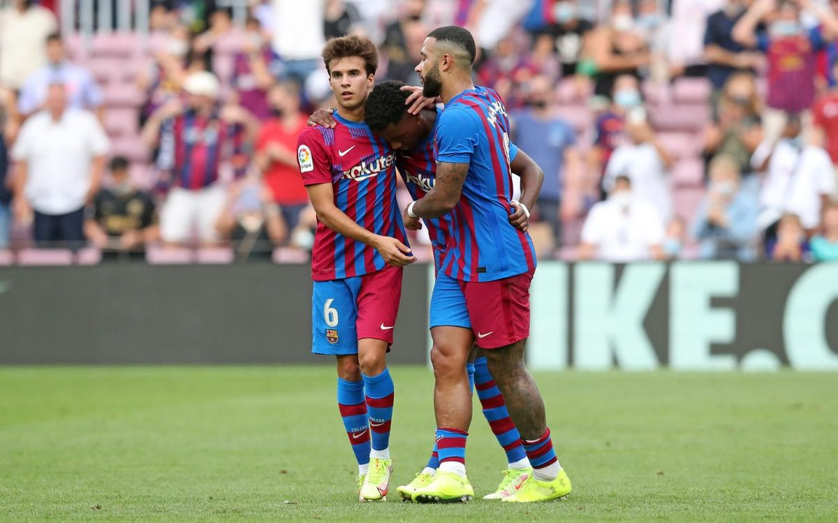Ansu, Memphis y Riqui Puig celebrando un gol / FC Barcelona