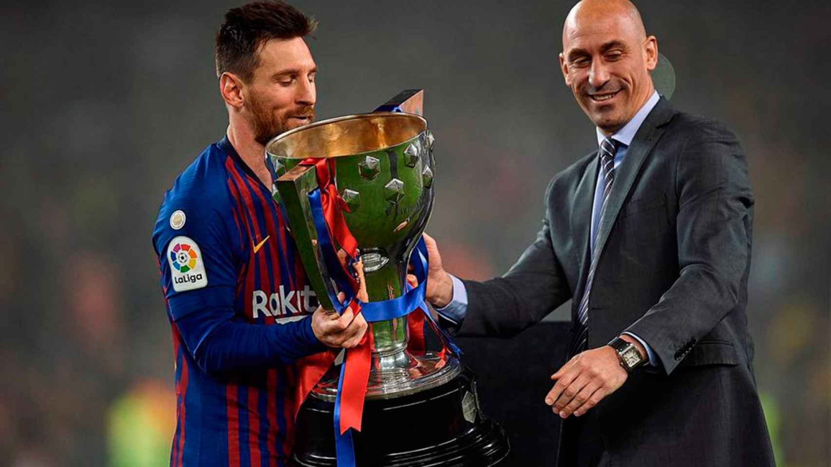 Luis Rubiales, entregando a Messi el trofeo de la Liga / REDES
