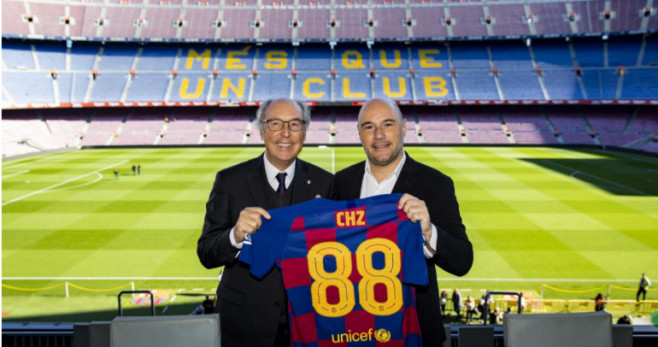 Pons (Barça) y Drefyus (Chiliz) posando en el Camp Nou / EFE