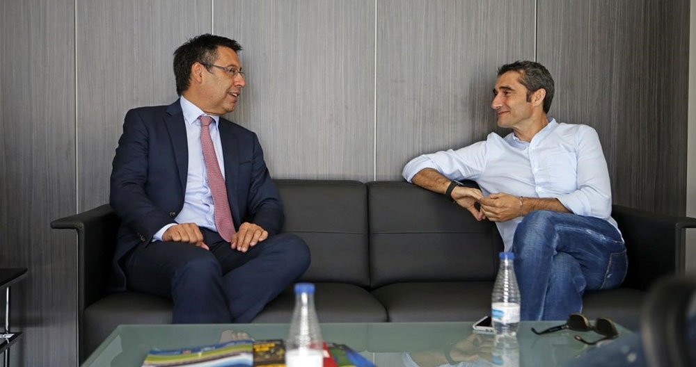 El presidente Bartomeu dialoga con el entrenador del Barça, Ernesto Valverde / FCB - Miguel Ruiz