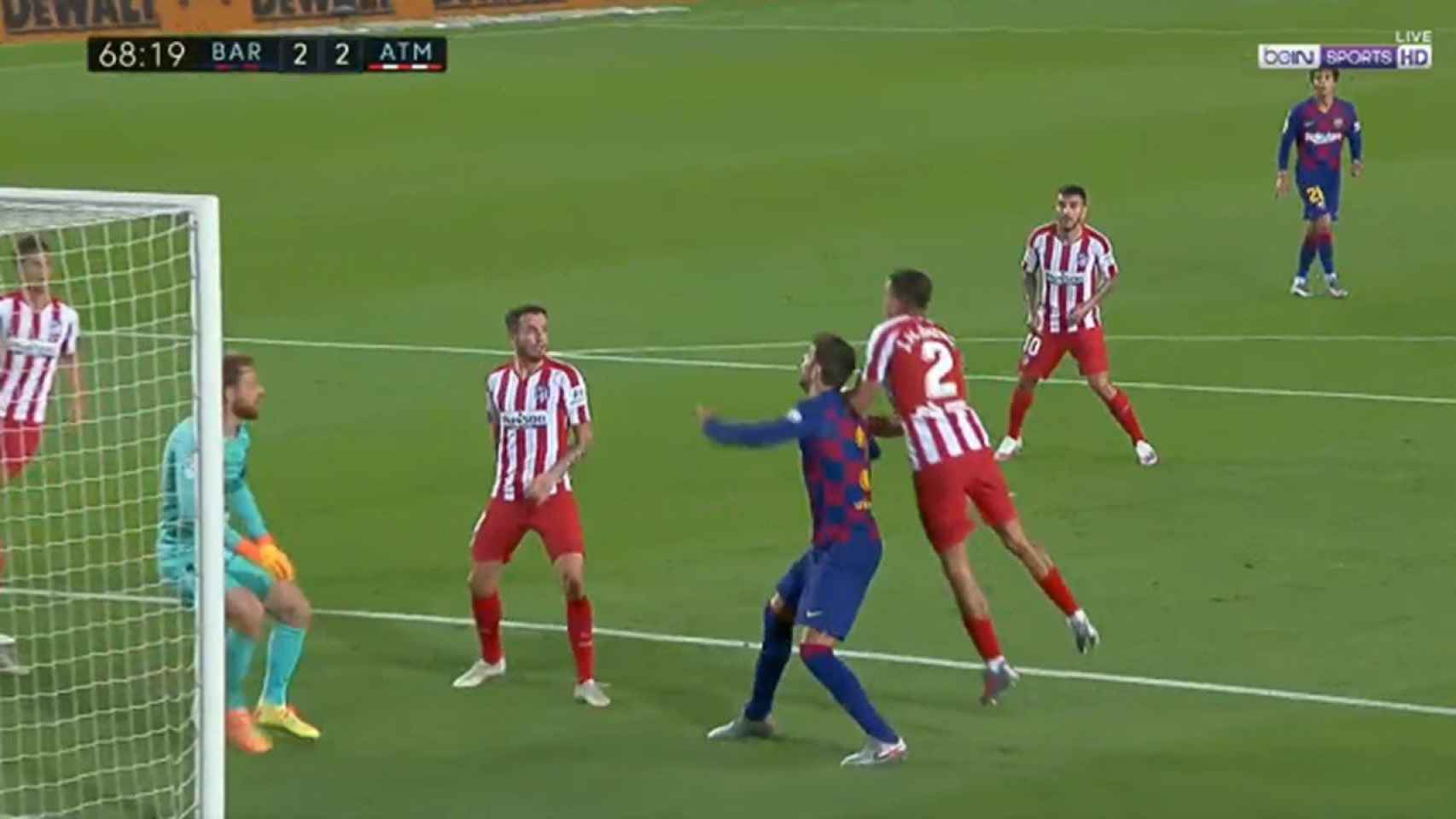 Gerard Piqué, del Barça, en una acción con Giménez / REDES