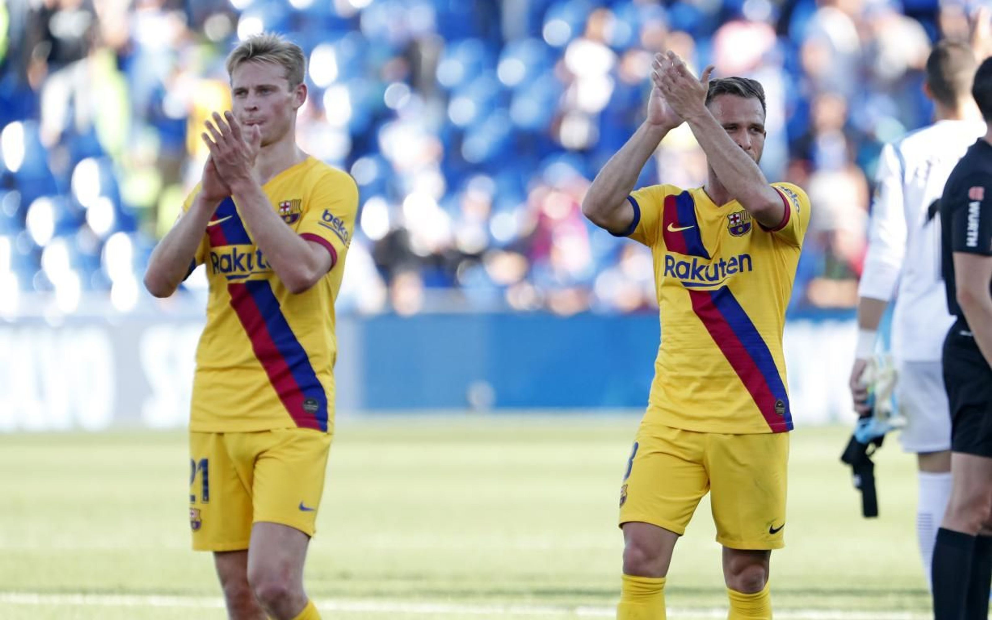 De Jong y Arthur agradeciendo el apoyo de la afición / FC Barcelona