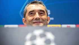 Ernesto Valverde, sonriente en Praga / EFE
