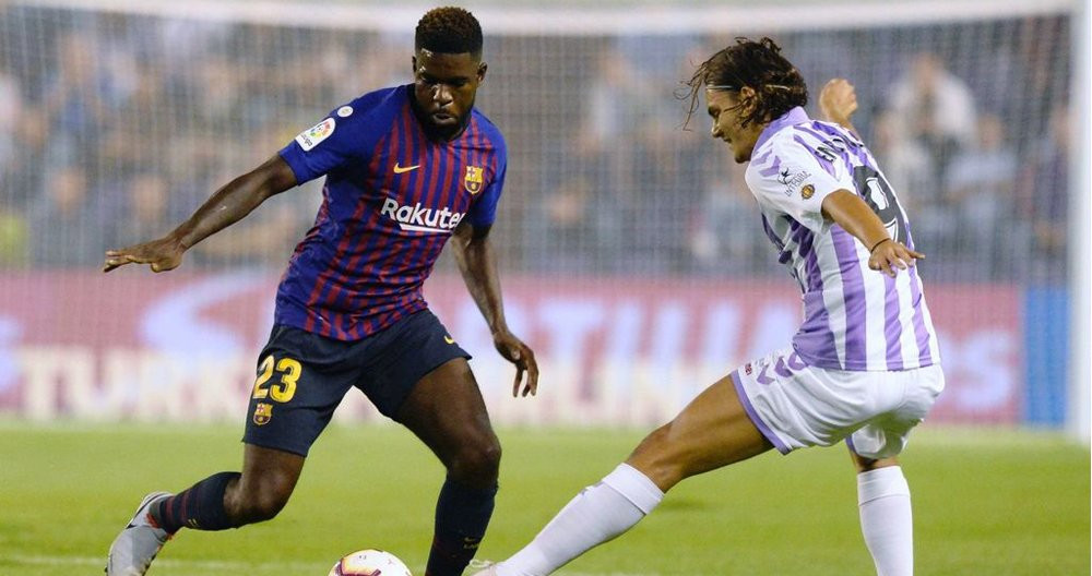 Samuel Umtiti protege el balón durante un partido del Barça / EFE