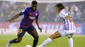 Samuel Umtiti protege el balón durante un partido del Barça / EFE