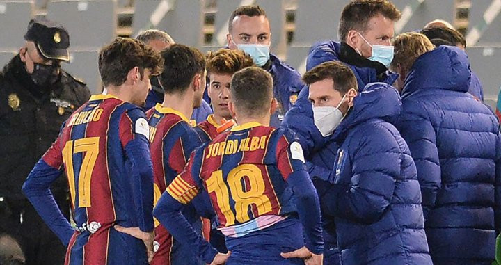 Leo Messi, dando instrucciones a sus compañeros antes de la prórroga contra la Real Sociedad | EFE