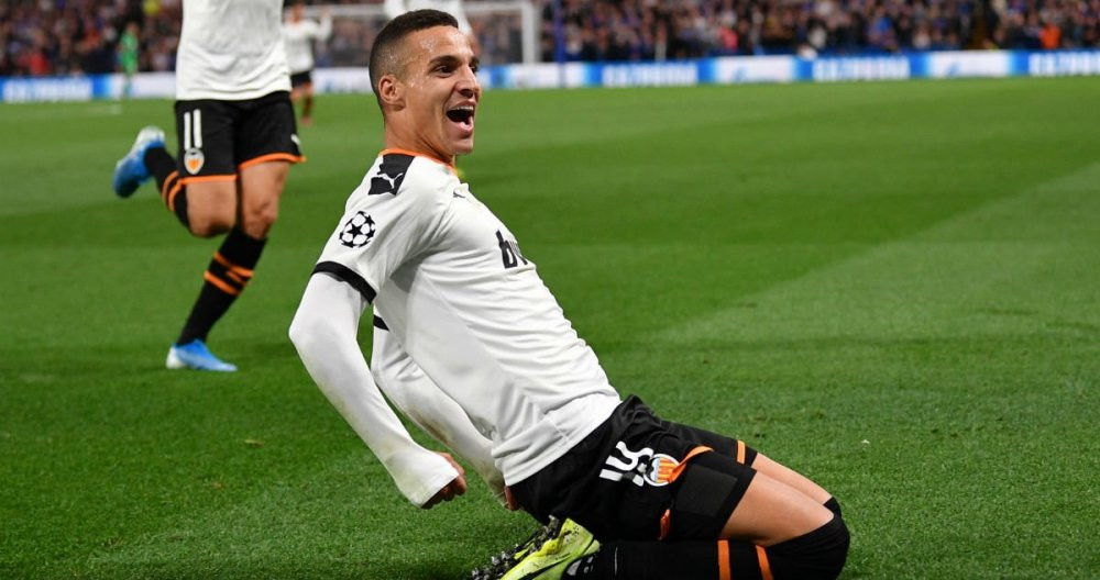 Rodrigo celebra un gol con el Valencia | EFE