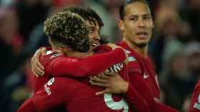Los futbolistas del Liverpool celebran uno de los siete goles al Manchester United / EFE