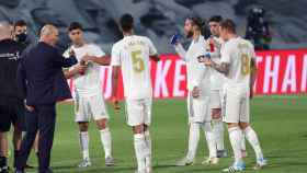 Zidane dando instrucciones a sus futbolistas durante la pausa de hidratación / EFE
