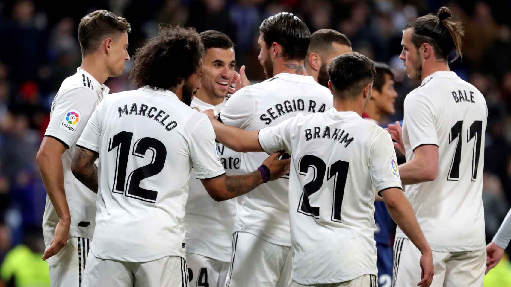Los jugadores del Real Madrid celebran el gol de Dani Ceballos ante el Huesca / EFE