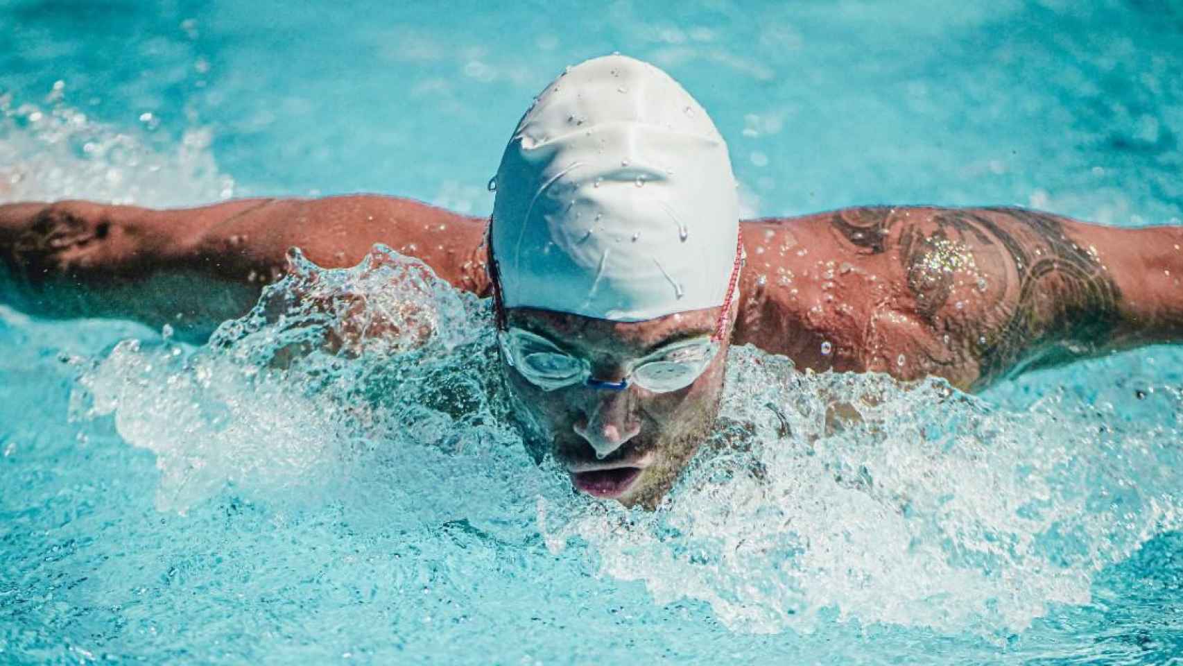 Escucha música mientras practicas natación con los mejores auriculares  resistentes al agua