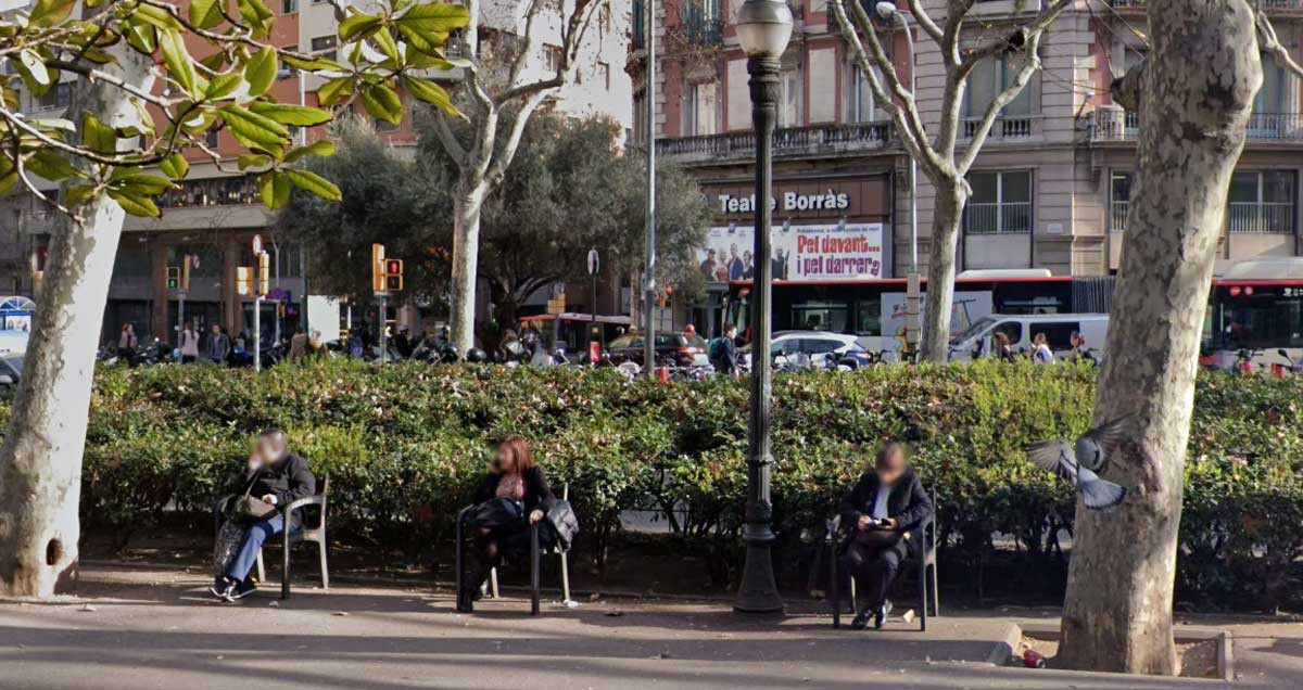 Bancos individuales en la plaza Urquinaona de Barcelona / GOOGLE STREET VIEW