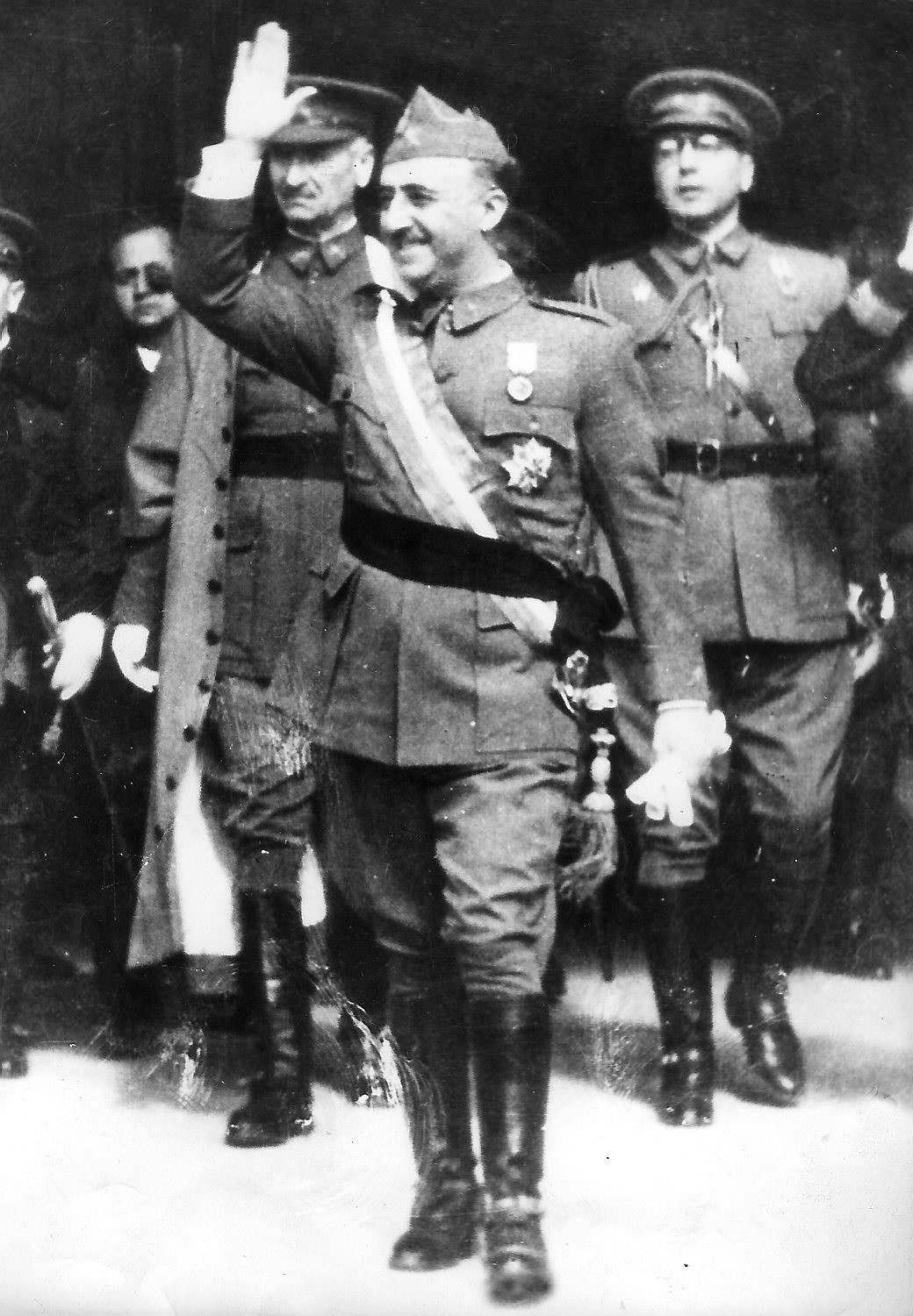 Francisco Franco y, detrás los generales Queipo Salgado y Araujo