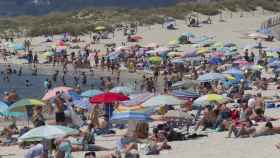 Cientos de personas en la playa Tombo do Gato de Vigo, este lunes, en plena ola de calor / EFE - Salvador Sas