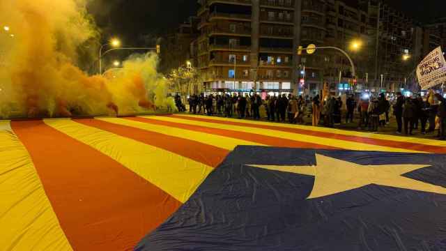 Bandera secesionista gigante en la calzada en uno de los cortes secesionistas de la Avenida Meridiana de Barcelona. Meridiana Resisteix