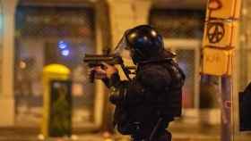 Un Mosso d´Esquadra apunta con una pistola de pelotas de goma / EUROPA PRESS
