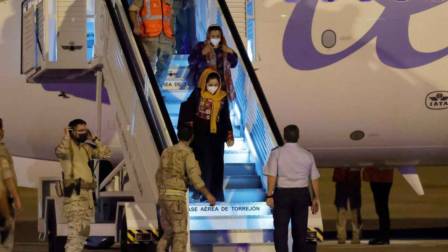 Un avión comercial de la compañía Air Europa aterriza en la base aérea de Torrejón de Ardoz (Madrid) con un grupo de refugiados afganos que han sido trasladados a España desde Kabul / ZIPI - EFE