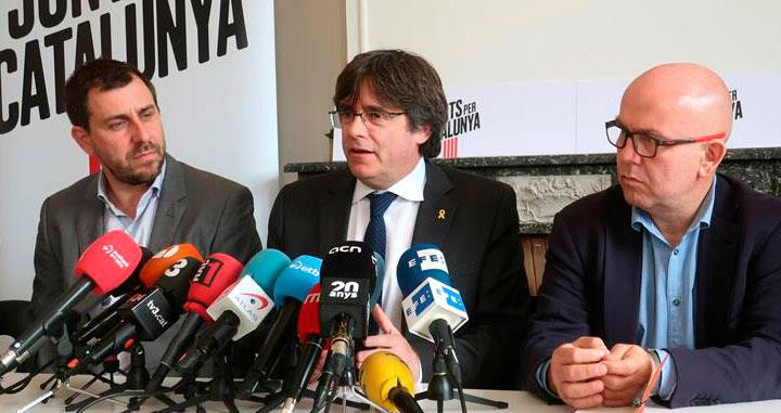 Carles Puigdemont (c), junto a Gonzalo Boye (d) y Toni Comín (i) en Bruselas / EFE