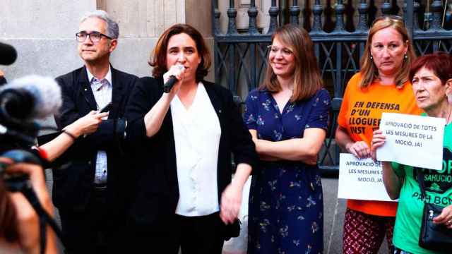 Ada Colau, alcaldesa de Barcelona, en una concentración de entidades provivienda pública en Barcelona / CG