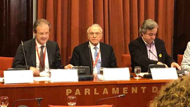 El presidente de CaixaBank, Jordi Gual, y el presidente de la Fundación La Caixa, Isidre Fainé, en la comisión de investigación del 155 del Parlament / CG