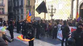 Un cordón policial separa una concentración de CDR y una manifestación de Vox en Barcelona / Europa Press