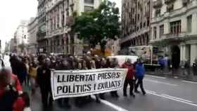 Manifestación de alcaldes independentistas en el centro de Barcelona / TWITTER