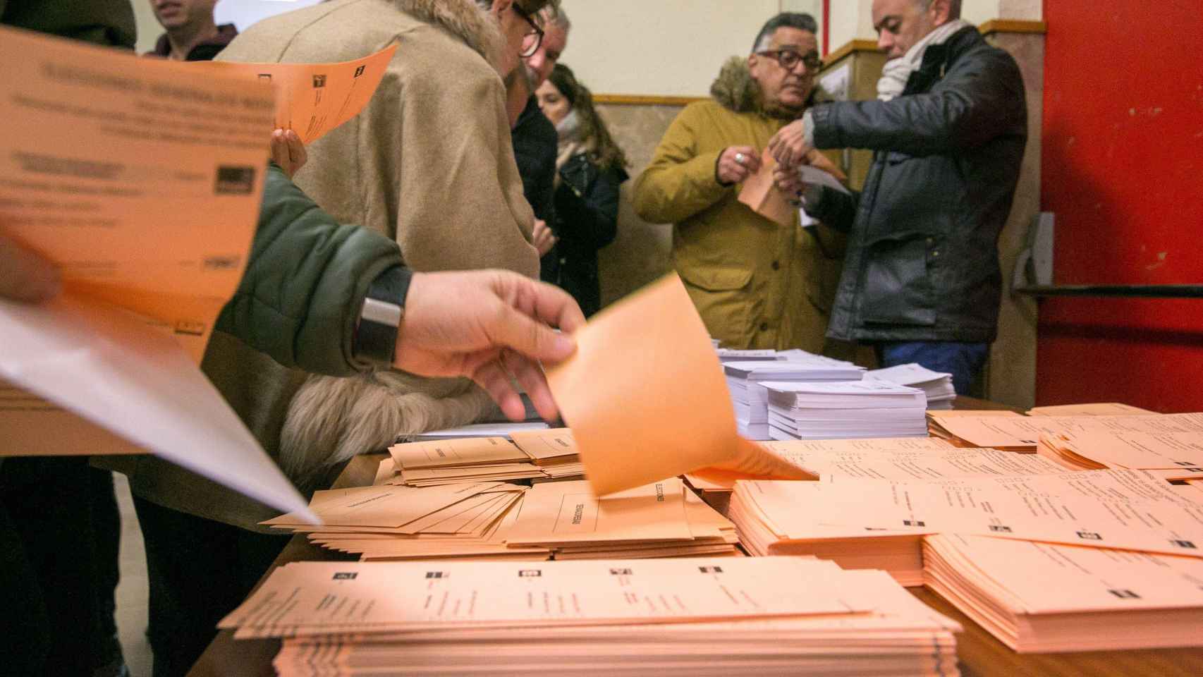 Varios ciudadanos ejercen su derecho al voto en Cataluña / EFE