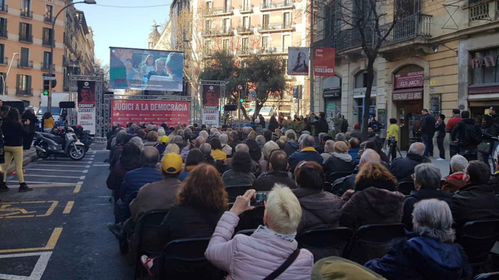 Simpatizantes de Òmnium Cultural se concentran frente a su sede para seguir la declaración de su líder, Jordi Cuixart / TWITTER
