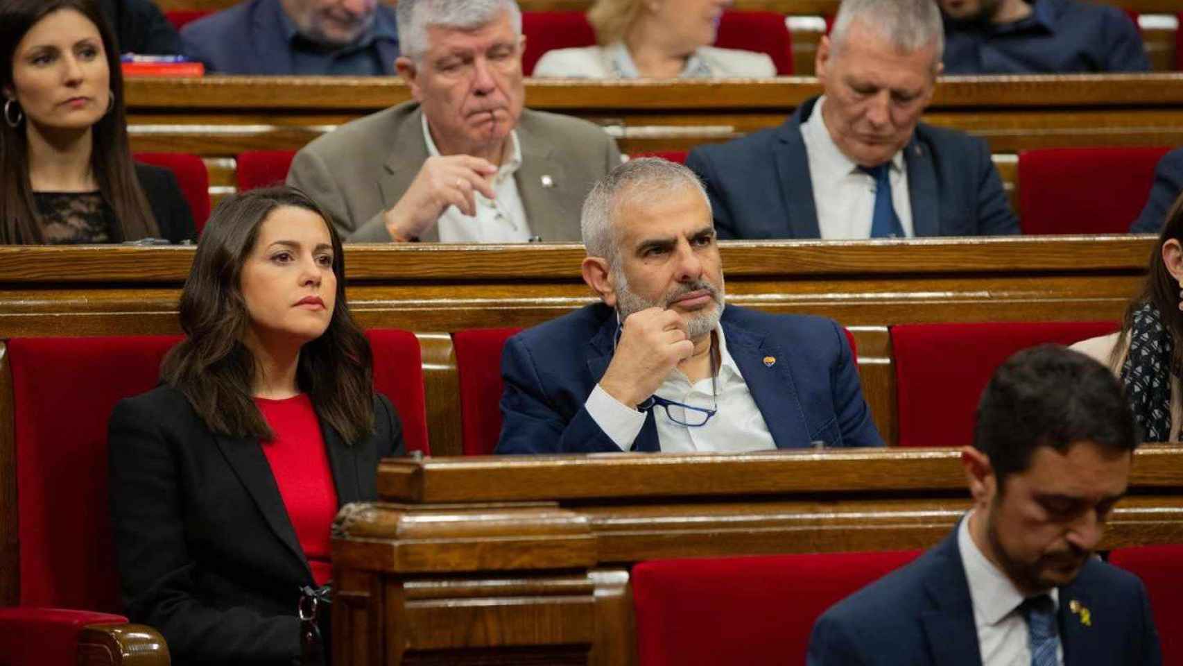 La presidenta de Ciutadans en el Parlament saliente, Inés Arrimadas, con su sucesor, Carlos Carrizosa / EUROPA PRESS