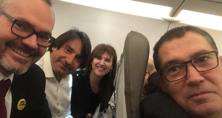 Josep Costa (i), Francesc de Dalmases, Laura Borràs y Jaume Alonso-Cuevillas (d) en el avión de regreso de Bruselas, a donde acudieron a escuchar la conferencia de Quim Torra y Carles Puigdemont / TWITTER