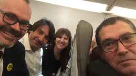 Josep Costa (i), Francesc de Dalmases, Laura Borràs y Jaume Alonso-Cuevillas (d) en el avión de regreso de Bruselas, a donde acudieron a escuchar la conferencia de Quim Torra y Carles Puigdemont / TWITTER