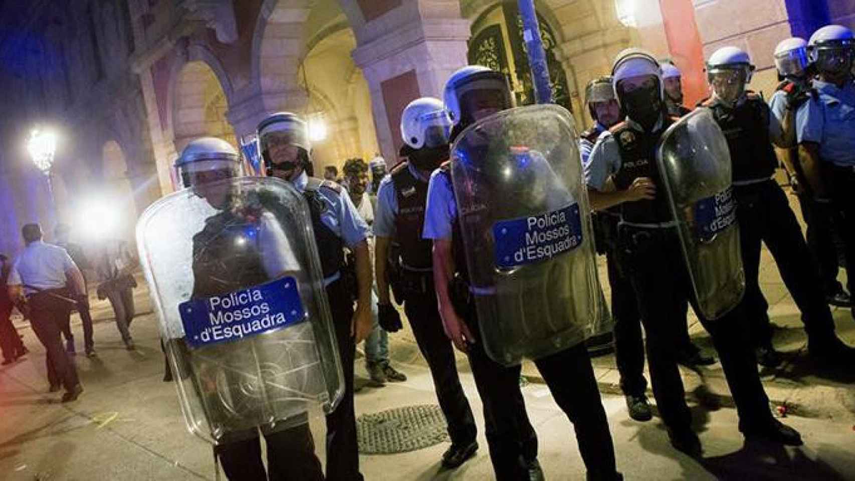 Mossos d'Esquadra protegen el Parlament de los centenares de personas que se han concentrado a sus puertas tras la manifestación de la ANC en Barcelona, con motivo del primer aniversario del referéndum del 1-O / EFE