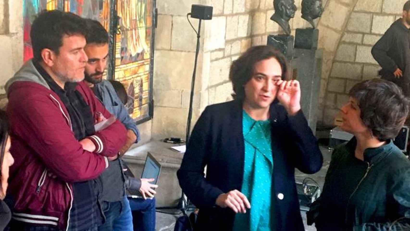 La alcaldesa de Barcelona, Ada Colau (c), a la salida del pleno del 10 de abril en que la oposición tumbó su 'multiconsulta' / METRÓPOLI ABIERTA