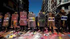 Una imagen de los Mossos tras el ataque de pintura organizado por Arran / EFE
