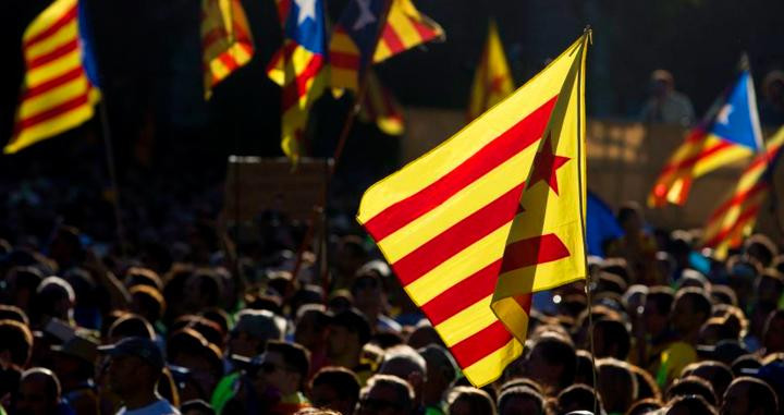 Banderas independentistas en un tramo de la Diada de 2017, entre otros / EFE