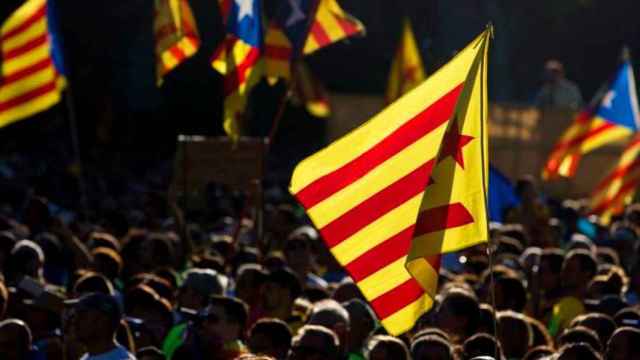 Banderas independentistas en un tramo de la Diada de 2017, entre otros / EFE