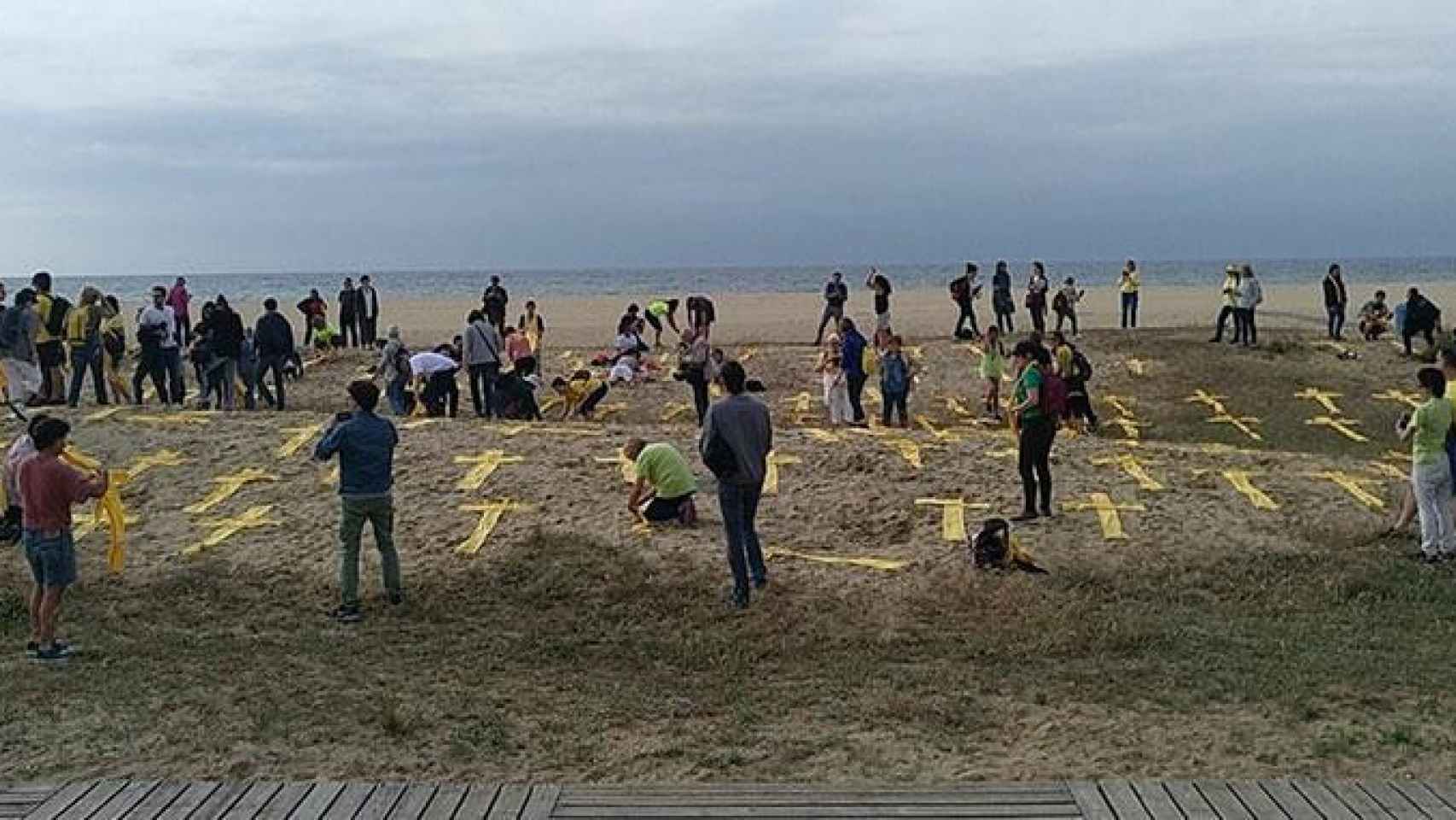 Activistas secesionistas colocan cruces amarillas en una playa / EUROPA PRESS