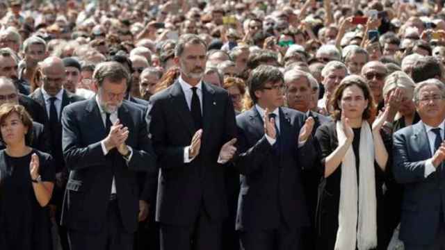 Felipe VI, Rajoy y Puigdemont, en la plaza de Cataluña, durante el homenaje a las víctimas de los atentados del 17A / EFE