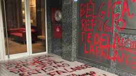 Pintadas contra Carles Puigdemont en la sede del Consulado de Bélgica firmadas por Falange / TWITTER