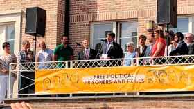 El expresidente de la Generalitat Carles Puigdemont (c) se dirige a las personas congregadas en la llamada Casa de la República, en la localidad belga de Waterloo / EFE