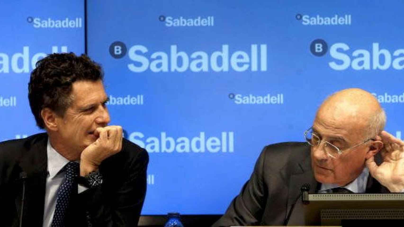 Josep Oliu (d) y Jaume Guardiola (i), presidente y consejero delegado de Banco Sabadell / EFE