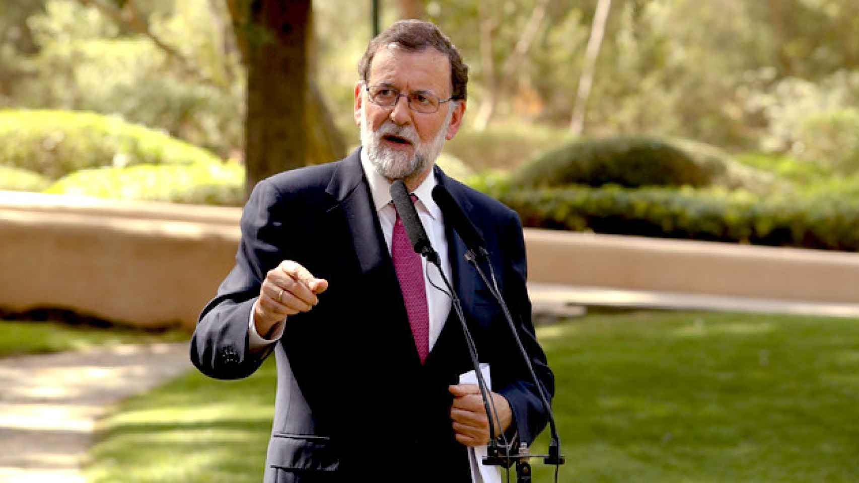 Mariano Rajoy durante la rueda de prensa que ha ofrecido hoy tras su tradicional despacho de verano con el Rey Felipe VI, en el Palacio de Marivent / EFE