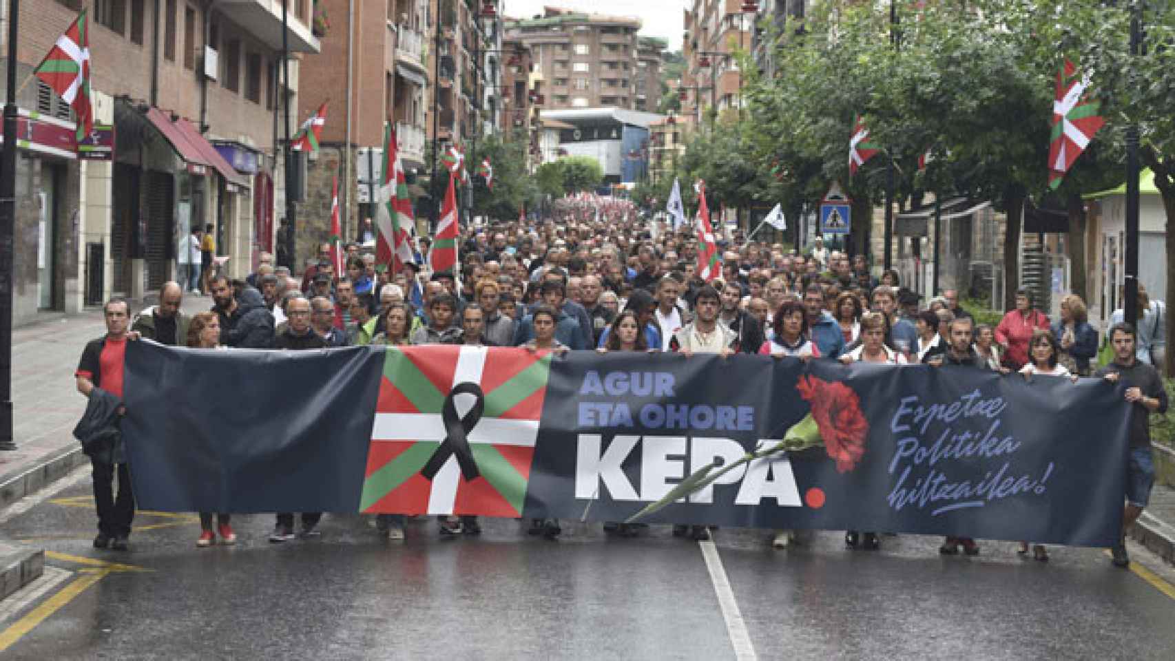 La marcha de homenaje al etarra fallecido Kepa del Hoyo en Galdakao el sábado / EFE