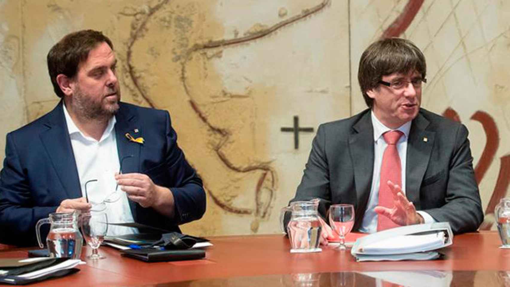 El presidente de la Generalitat, Carles Puigdemont (d), y el vicepresidente, Oriol Junqueras (i), durante la reunión semanal del gobierno catalán / EFE