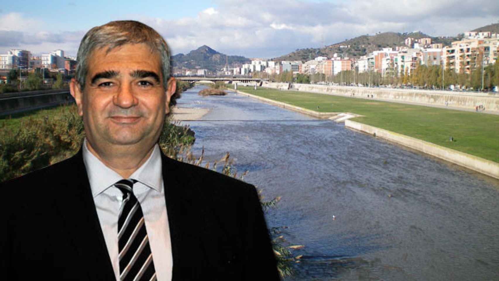 El presidente del Consejo Comarcal del Barcelonés, Francesc Josep Belver, junto al río Besós / FOTOMONTAJE CG