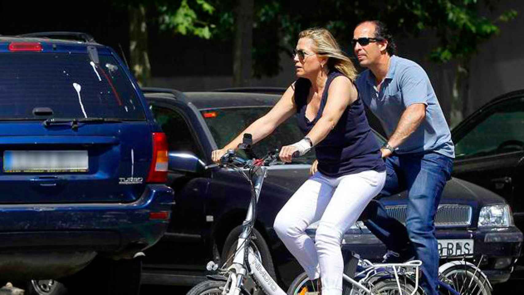 La exvicepresidenta catalana Joana Ortega pasea en bicicleta con su compañero sentimental y abogado en el juicio del 9N, Rafael Entrena / EFE