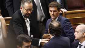 Jorge Fernández observa cómo Mariano Rajoy saluda a Girauta y Rivera / EUROPA PRESS