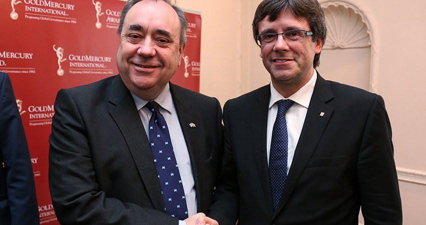 Carles Puigdemont, presidente de la Generalitat, con el exprimer ministro de Escocia, Alex Salmond.