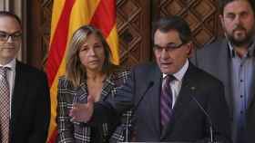 Artur Mas y Joana Ortega, entre Jordi Turull (CDC) y Oriol Junqueras (ERC), en la comparecencia de diciembre de 2013 en que los partidos soberanistas anunciaron la fecha de la consulta del 9N