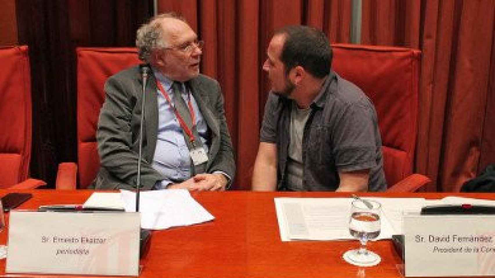El periodista Ernesto Ekaizer y el diputado de la CUP y presidente de la 'comisión Pujol' en el Parlamento autonómico, David Fernández